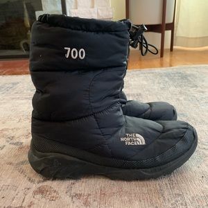 Black down feather winter boots